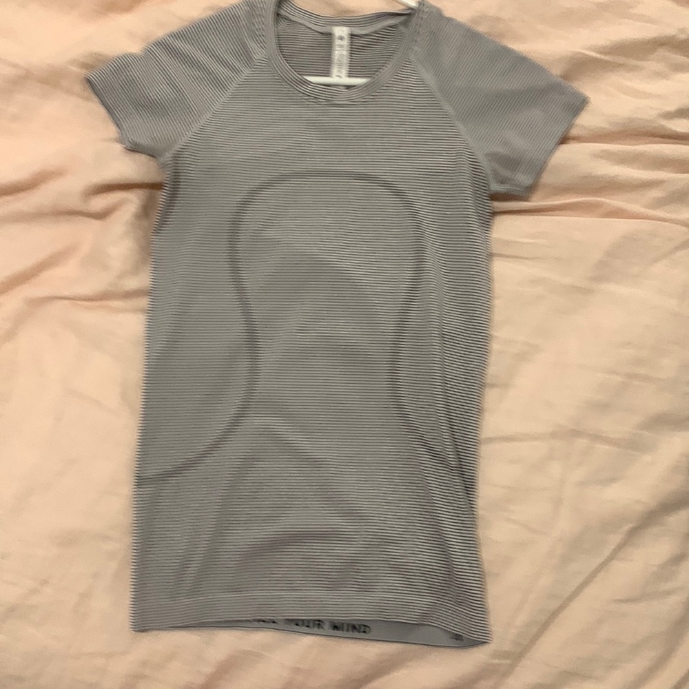 Lululemon Swiftly Tech Short Sleeve Shirt 2.0 (Tempo Stripe White/Black) size 4